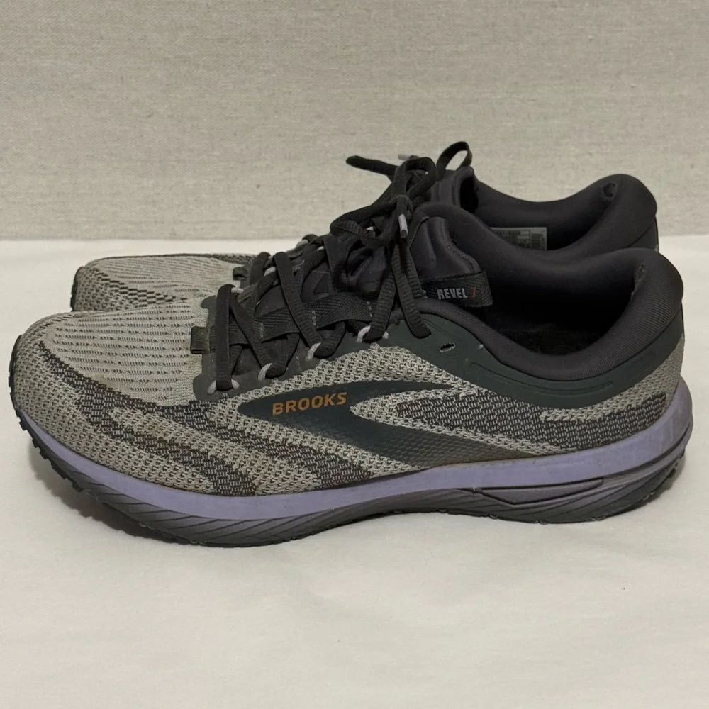 Brooks Revel 7 Sneakers - size 10